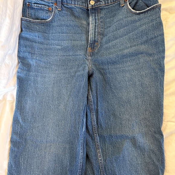 Abercrombie & Fitch 90s Straight Ultra High Rise Light & Medium Wash - Size 33s - Picture 4 of 6